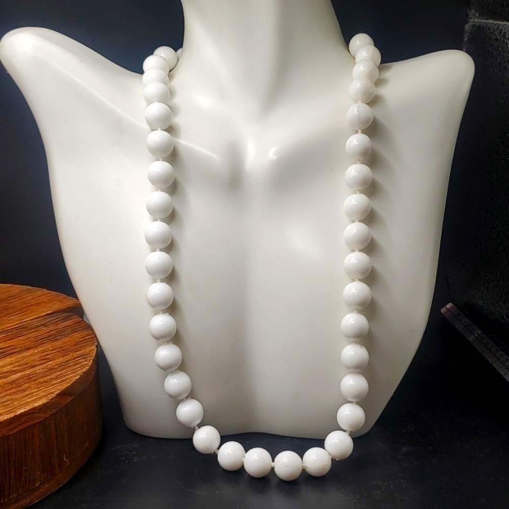 Grandmas estate bead white necklace vintage N1212